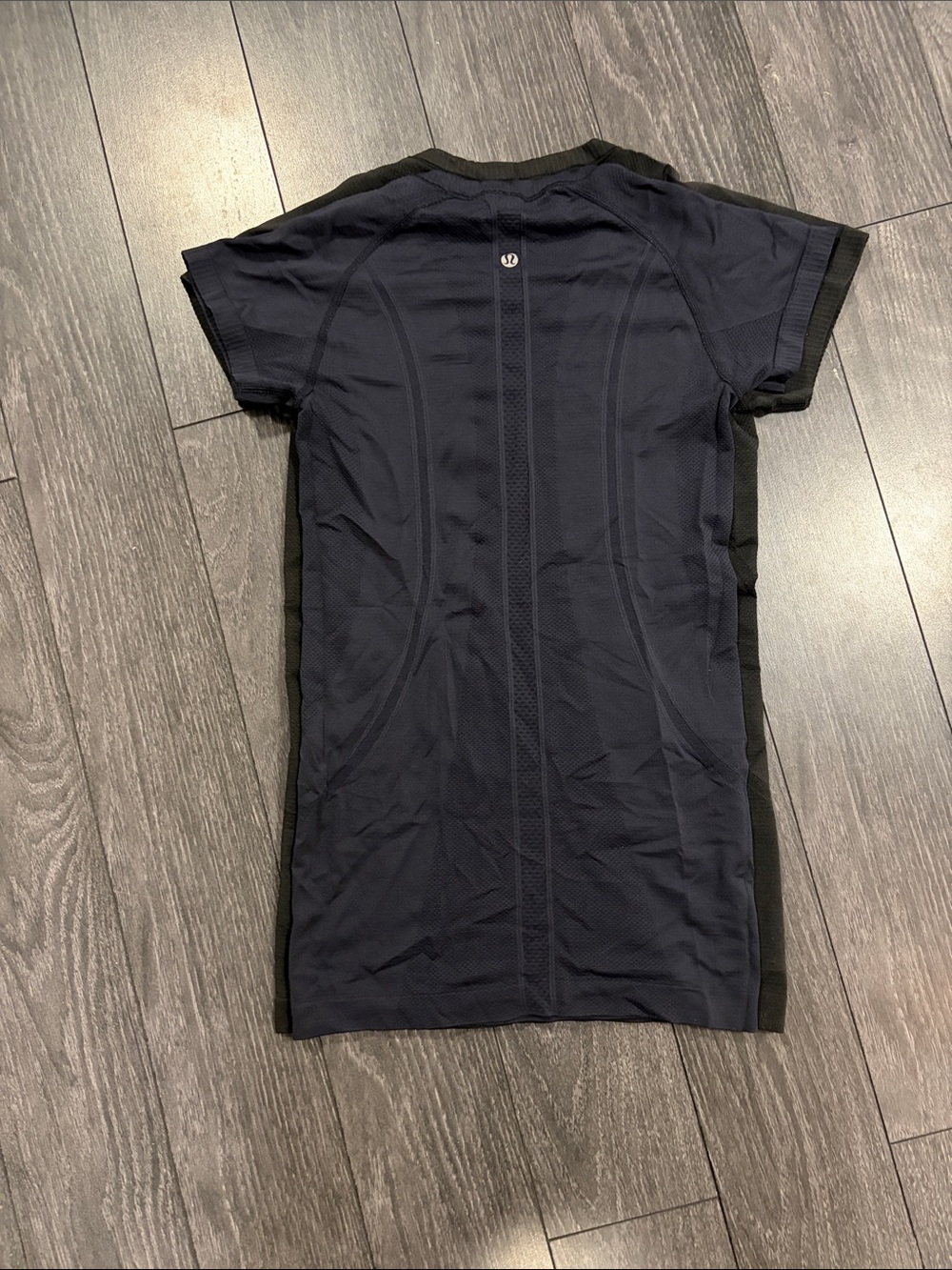 lululemon athletica Short Sleeve Crew Shirt - Navy & Black small